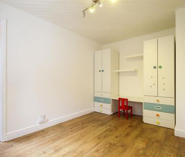 4 bedroom end of terrace house to rent - Photo 6