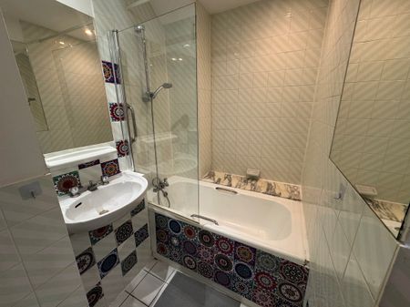 Large One Bedroom - Photo 5