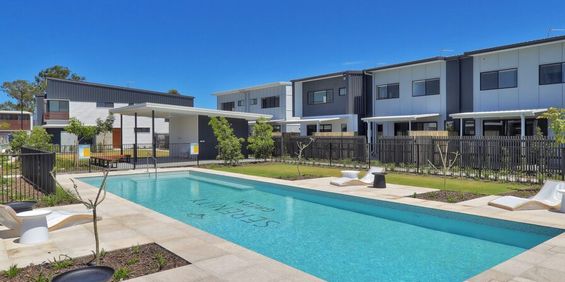 Stunning 4 Bedroom Townhome at Helensvale - Photo 3