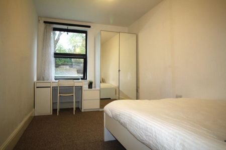 4 bedroom flat to rent - Photo 5