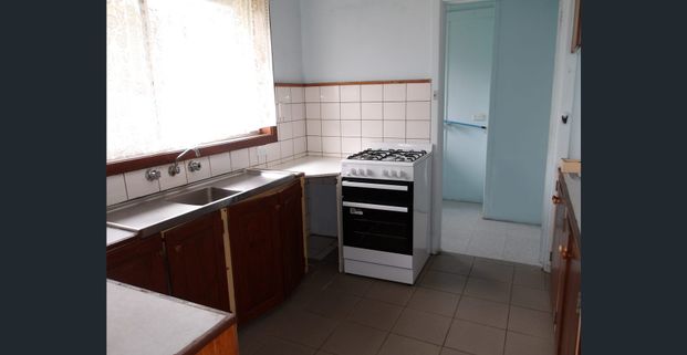 WALK TO SANDOWN PARK TRAIN STATION - Photo 1