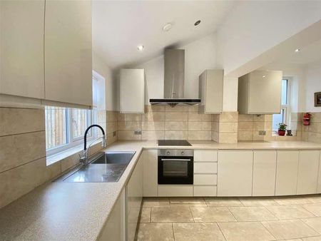 Beautifully Renovated Bedroom House In Edgware, HA8 - Photo 2