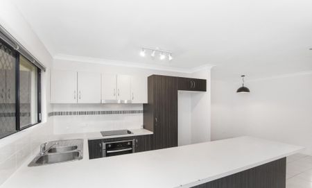 Spacious Family Living in a Quiet Street - Photo 3