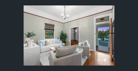 Gorgeous Coastal Cottage with Massive Yard - minutes from the waterfront - Photo 3