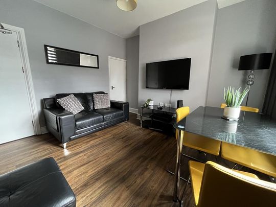 4 bedroom terraced house to rent - Photo 1