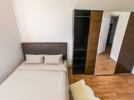 Room in a Shared Flat, Aston House, SW8 - Photo 3