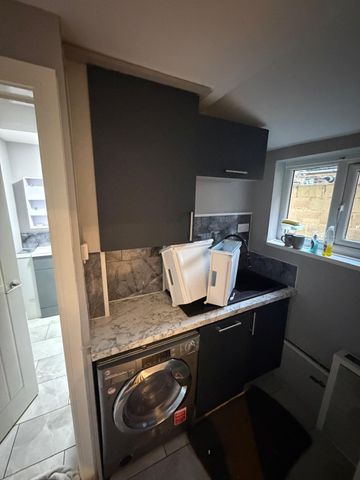 Three bed family house - £1900 - Photo 3