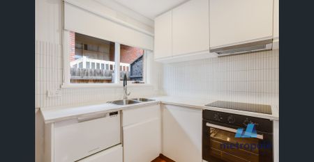 BEAUTIFULLY UPDATED VILLA IN PRIZED LOCATION - Photo 2