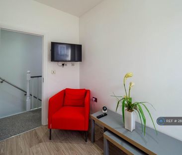 1 bedroom in a flat share to rent - Photo 6