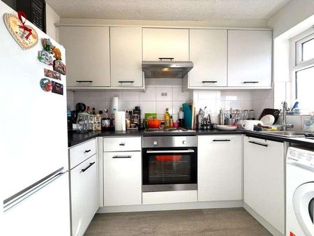 Amblecote Meadows, London, SE12 - Photo 3