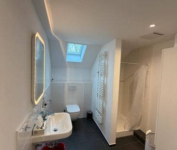 Moderne & helle Dachgeschosswohnung mit Wohnküche – 55 m² - Photo 4
