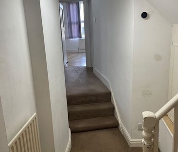 2 Bed Flat, Garratt Lane, SW18 - Photo 2