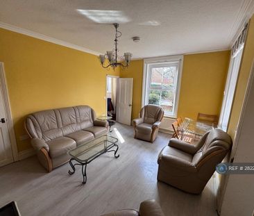 4 bedroom end of terrace house to rent - Photo 1