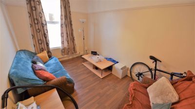 3 bedroom House in Welton Grove, Leeds - Photo 1