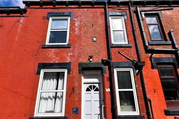 2 bedroom House in Harold Place, Leeds - Photo 1