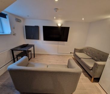 Room in a Shared House, Harold Place, LS6 - Photo 1