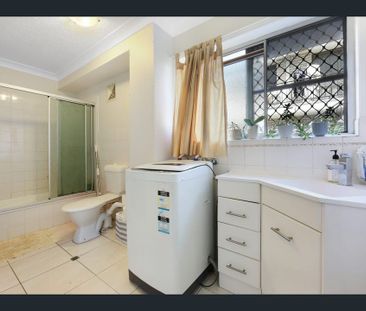 Spacious TwoÃƒÆ'Ã†'Ãƒâ€'¢€'Bedroom Unit Steps from Australia Fair o... - Photo 5