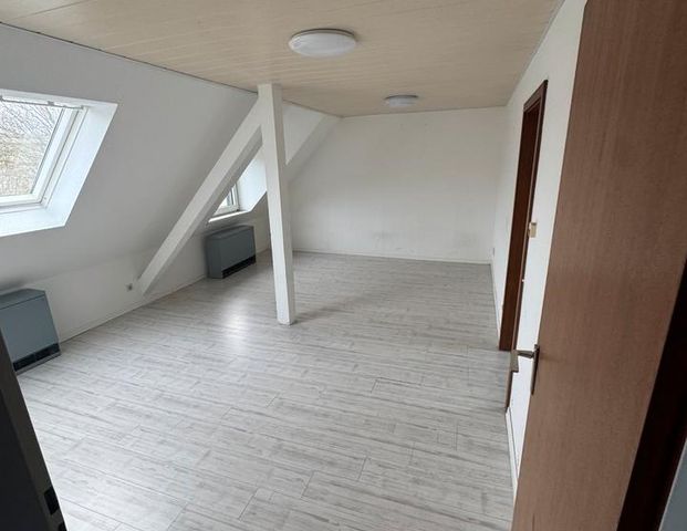 Helle Dachgeschosswohnung - Foto 1
