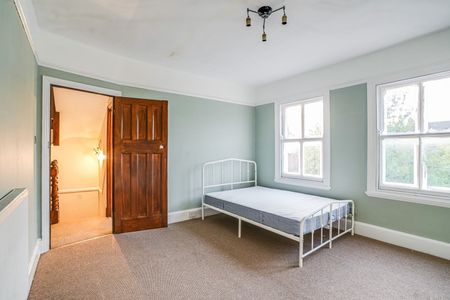 4 Bed Terraced House, Morrab Gardens, IG3 - Photo 3