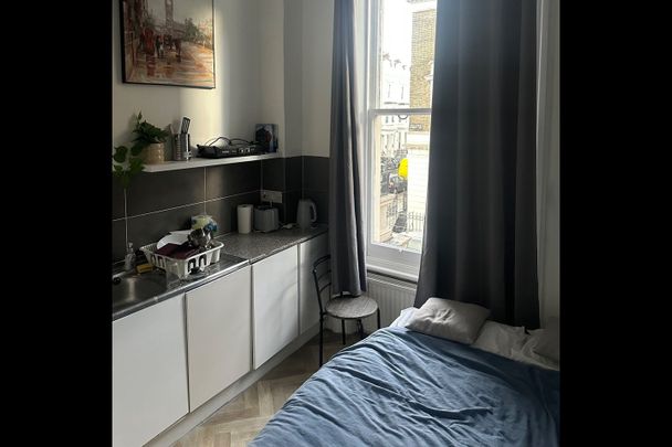 Studio Flat, Castletown Road, W14 - Photo 1