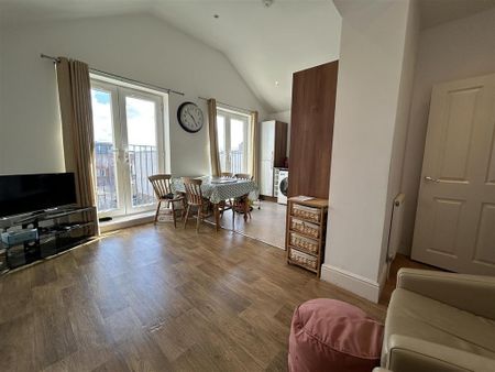 2 bedroom flat to rent - Photo 2