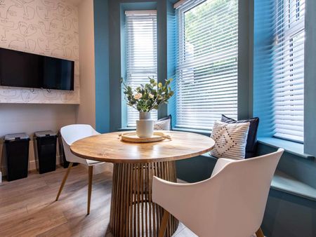 Large Victorian semi-detached Room Two - Photo 2