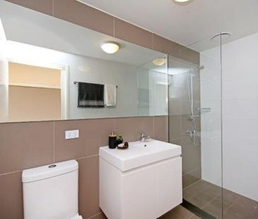 Two bedrooms + study with air-conditioning and park views. - Photo 4