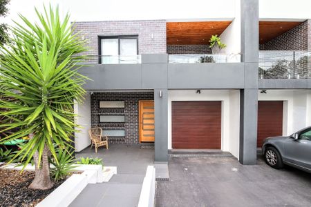 Modern Four Bedroom Duplex - Photo 4