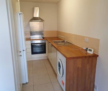 2 bedroom flat to rent - Photo 2