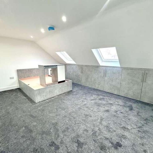 Greenford Avenue, London, W7 - Photo 1