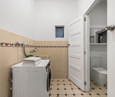 Stunning Renovated Bungalow in Prime Burnside Location - Photo 2