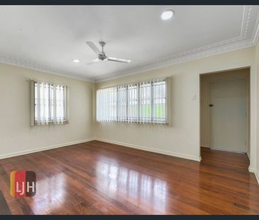 BEAUTIFULLY REFRESHED 3 BEDROOM HOME - MOVE IN AND ENJOY - Photo 2