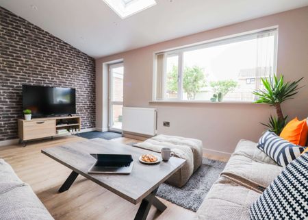 A Fantastic 6 Bed 5 Bathroom Designer House Share Room 1 - Photo 4