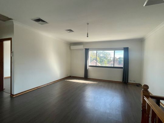 Large bright shop top 2-bedroom flat - Photo 1