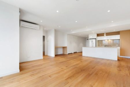 Oversized two bedroom apartment in prime location! - Photo 2