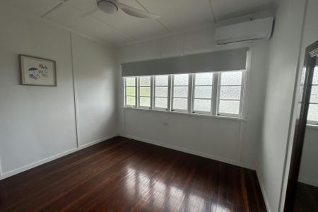 HIDDEN GEM IN SOUTH GLADSTONE WITH OCEAN VIEW - Photo 4