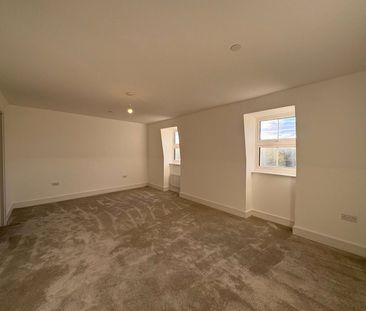 Waterfront Crescent, Mytchett, Camberley, Surrey, GU16 - Photo 5