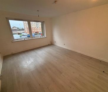 3 bedroom flat to rent - Photo 3