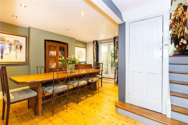 Well proportioned and beautifully presented period Barnsbury house on an attractive terrace over looking a park and with elevated westerly views over London. - Photo 1