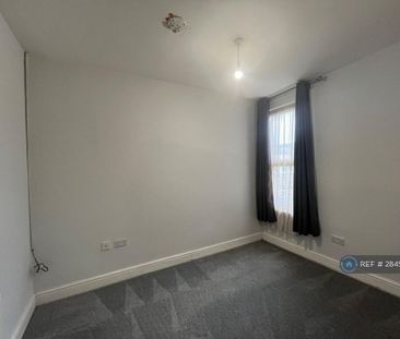 4 bedroom end of terrace house to rent - Photo 2
