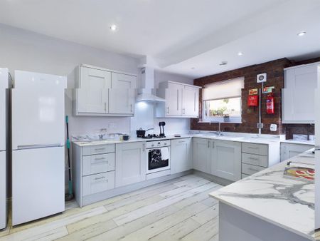 1 bedroom in a house share to rent - Photo 4