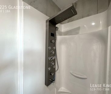 1225 Gladstone Upper - Photo 4