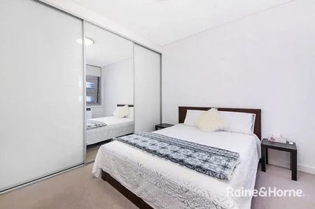 GROUND FLOOR APARTMENT WITH ENORMOUS HOUSELIKE COURTYARD! - Photo 3