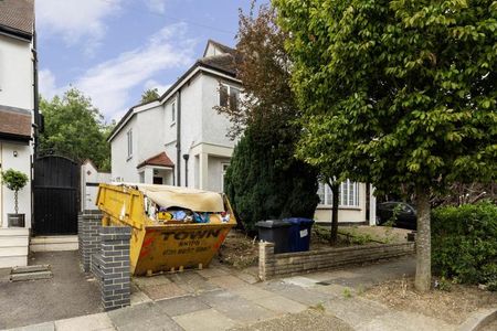 newly renovated 4 bedroom Family home located only minutes to Arnos Grove - Photo 4