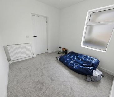 4 bedroom end of terrace house to rent - Photo 4