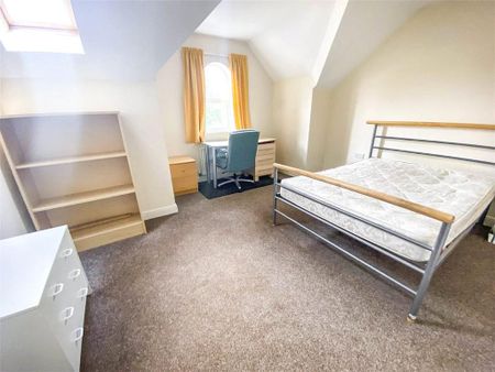 4 bedroom end of terrace house to rent - Photo 2