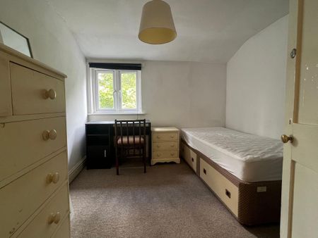 4 bedroom semi-detached house to rent - Photo 3