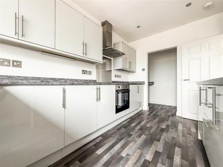 3 bedroom semi-detached bungalow to rent - Photo 3
