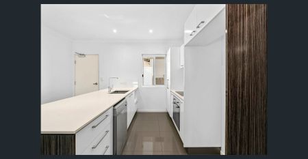 Modern Ground-Floor Living with Air Con & Private Courtyard in Prime Location - Photo 3