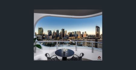 Spacious furnished two-bedroom apartment located on the 19th floor in the vibrant South Brisbane! - Photo 2
